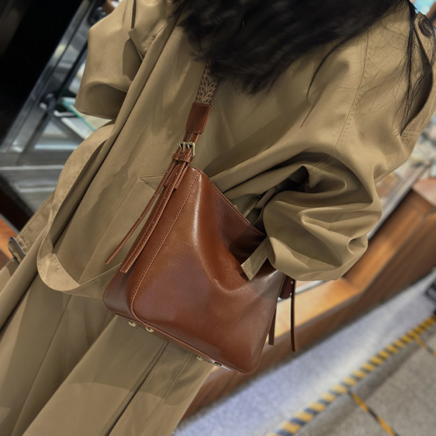 茶|カラメル|黒|3色•植物鞣し天然牛革ショルダーバッグ•牛革肩がけかばんバッグ