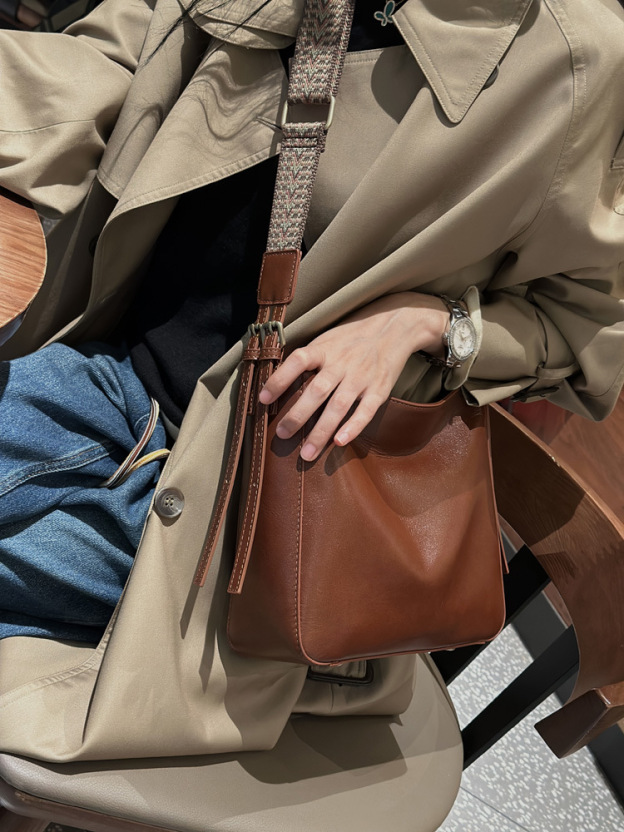 茶|カラメル|黒|3色•植物鞣し天然牛革ショルダーバッグ•牛革肩がけかばんバッグ