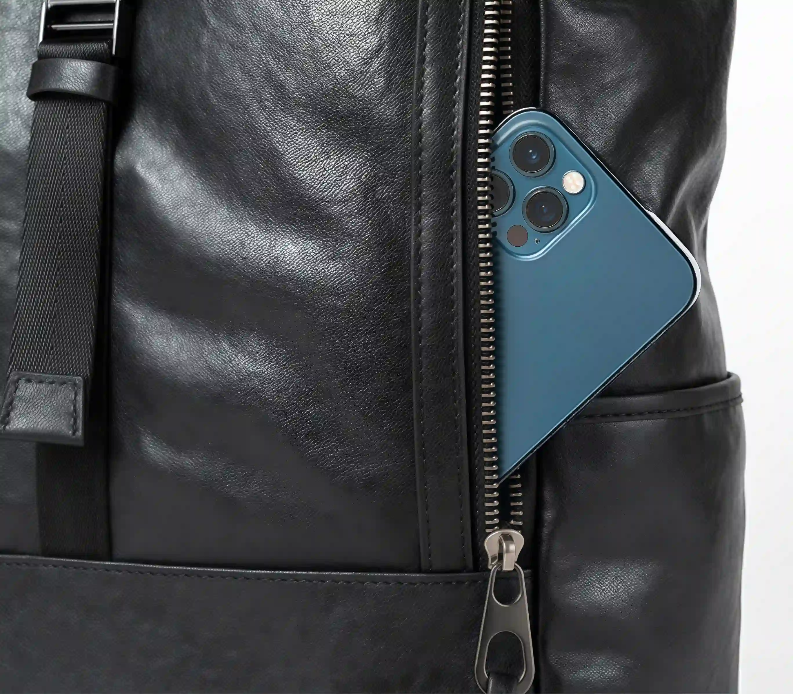 【植鞣牛革】バックパック |15.6 インチ PC 収納可｜大容量設計・通勤・旅行対応|