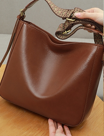 茶|カラメル|黒|3色•植物鞣し天然牛革ショルダーバッグ•牛革肩がけかばんバッグ