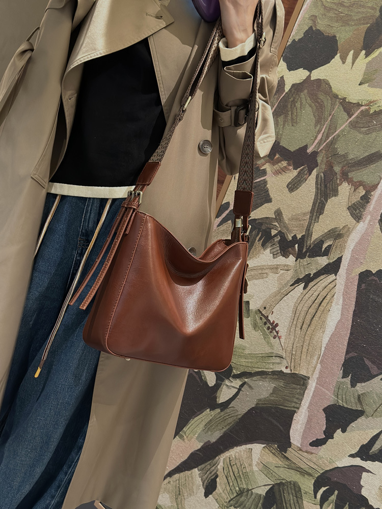 茶|カラメル|黒|3色•植物鞣し天然牛革ショルダーバッグ•牛革肩がけかばんバッグ