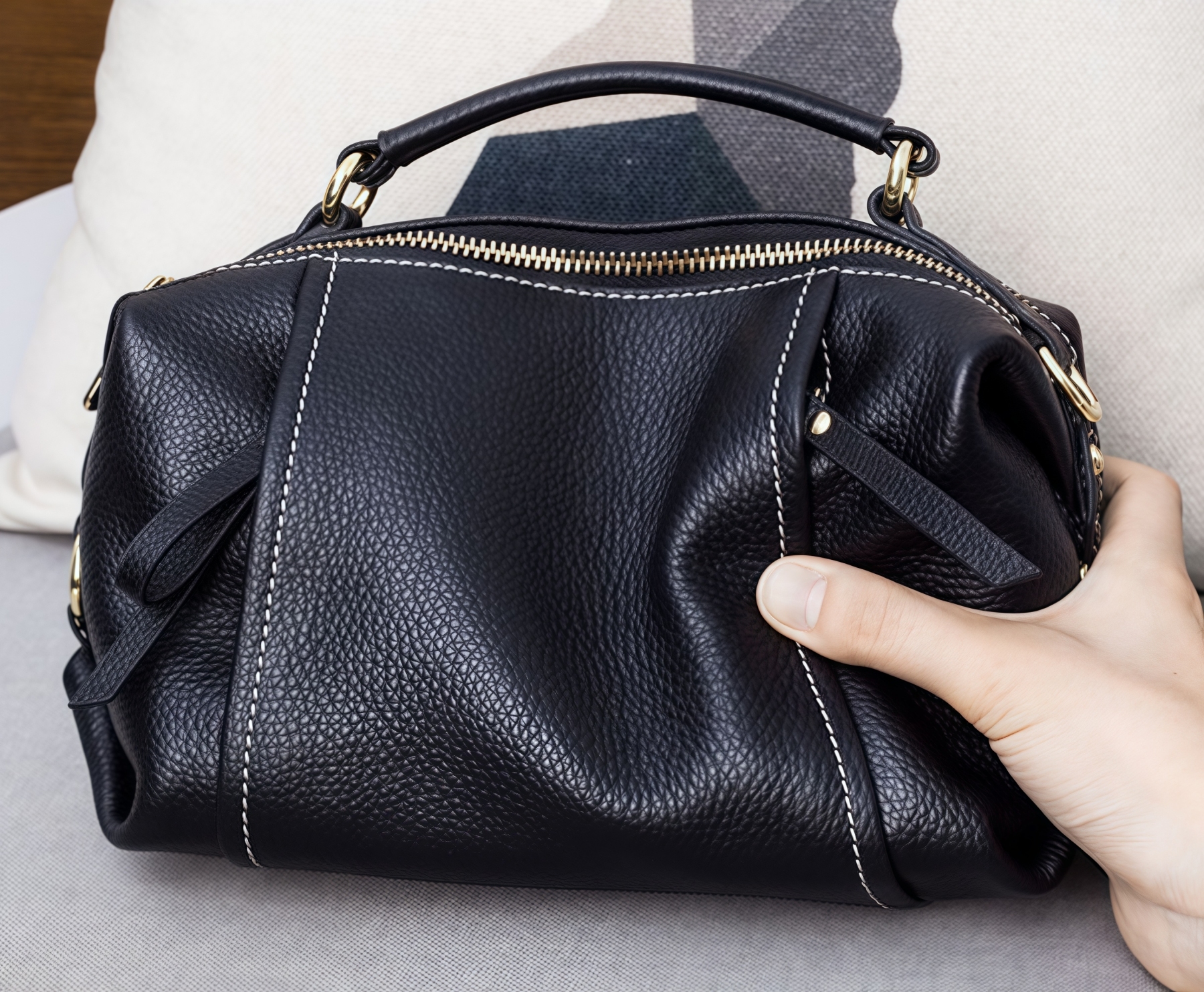 上質の魅力！•黒|カラメル|2色•高品質な厚手な天然軟めな牛革ハンドバッグ•牛革斜ショルダーバッグ