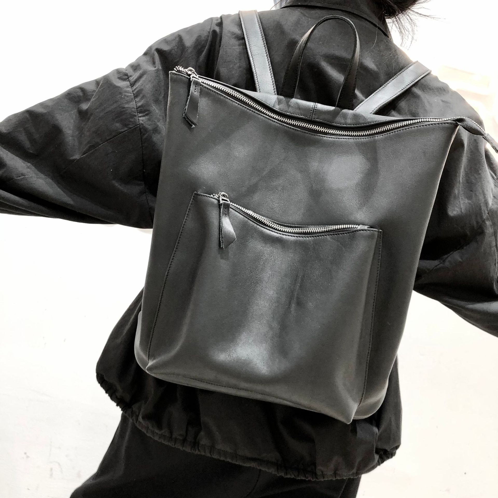 「ミニマリズム スタイル ！」•黒•ユニセックス•天然牛革リュックサック