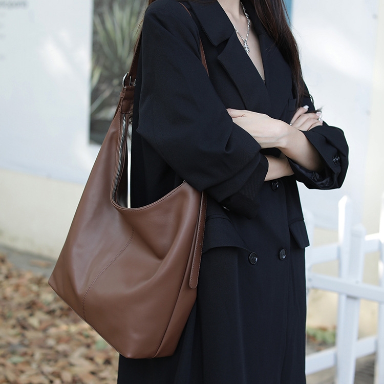 NEW ! •茶|黒|2色•上質な天然牛革斜ショルダーバッグ•牛革肩掛けバッグ• 