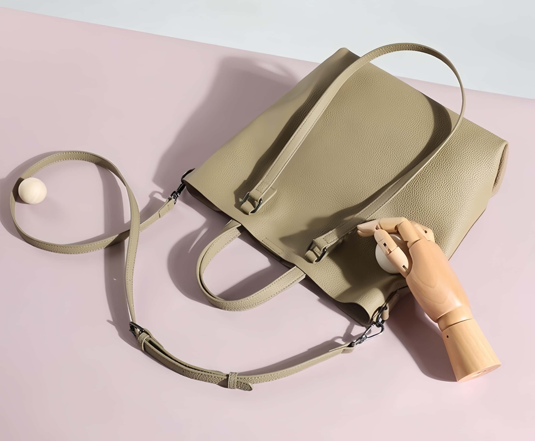 上品なデザインで魅力的！•3WAY•4色•天然の厚みと柔らかさを兼ね備えた牛革ハンドバッグ兼肩掛けバッグ