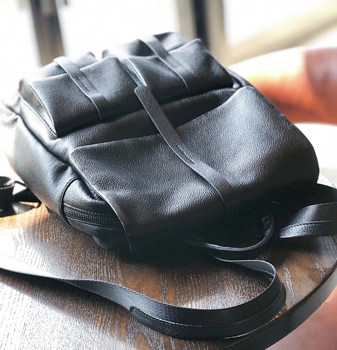 新発売！•黒•ユニセックス•天然牛革リュックサック