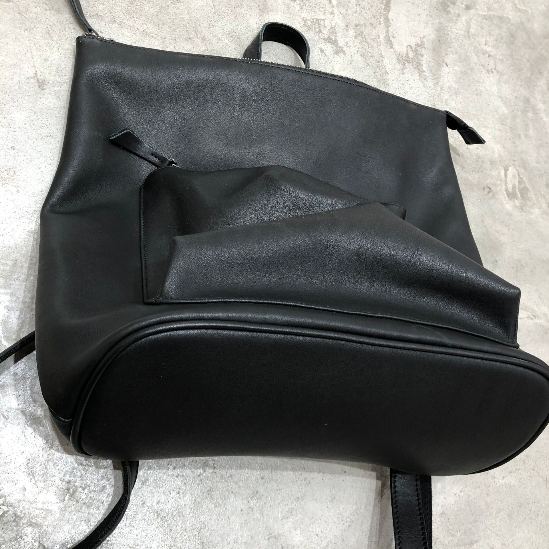 「ミニマリズム スタイル ！」•黒•ユニセックス•天然牛革リュックサック