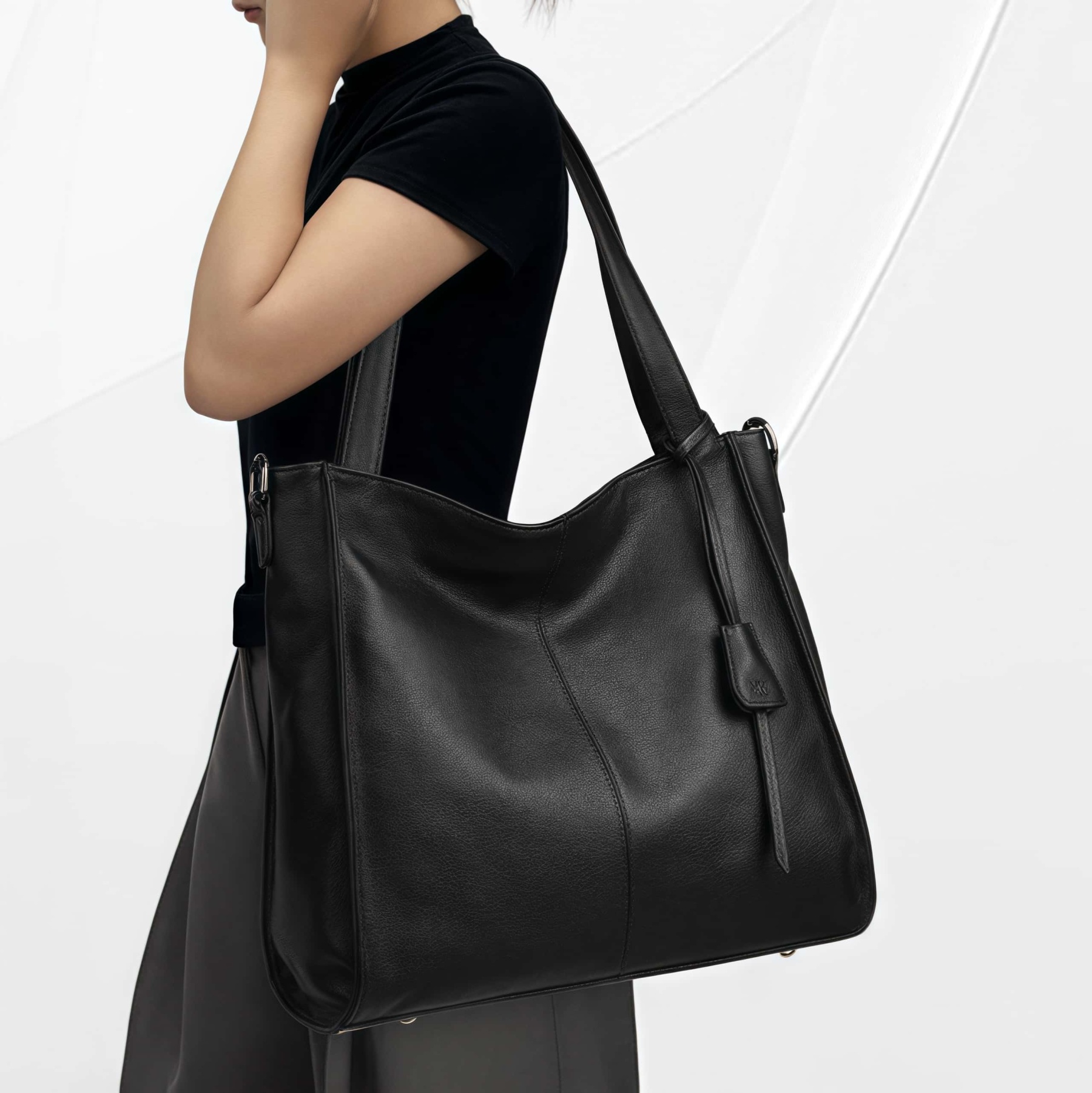 NEW ! •黒|濃い暗マゼンタ|グレー|3色•厚手な軟めな牛革ハンドバッグ•牛革トートバッグ•大容量•通勤や旅行に最適