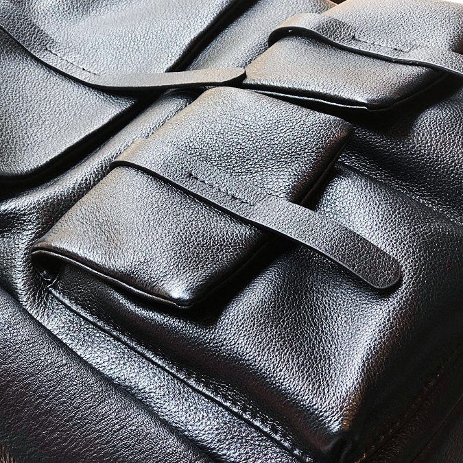 新発売！•黒•ユニセックス•天然牛革リュックサック