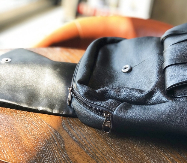 新発売！•黒•ユニセックス•天然牛革リュックサック