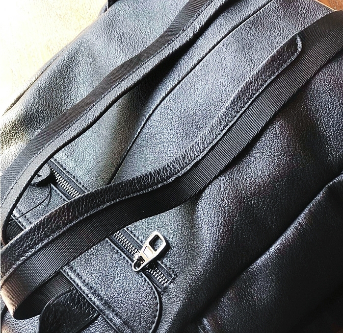 新発売！•黒•ユニセックス•天然牛革リュックサック