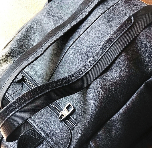 新発売！•黒•ユニセックス•天然牛革リュックサック