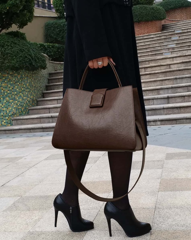 シンプルな通勤スタイルハンドバッグ