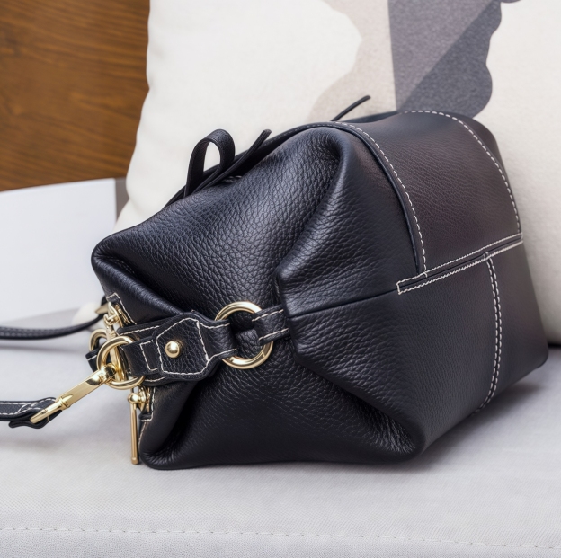 上質の魅力！•黒|カラメル|2色•高品質な厚手な天然軟めな牛革ハンドバッグ•牛革斜ショルダーバッグ