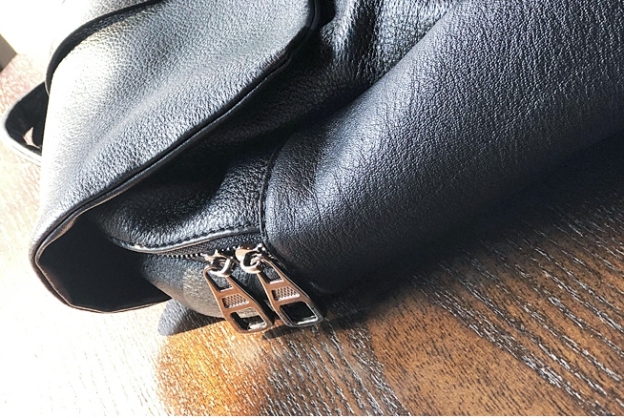 新発売！•黒•ユニセックス•天然牛革リュックサック