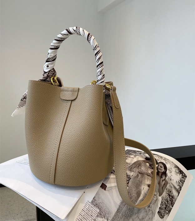 上品なデザイン！•4色•上質な厚手な天然軟めな牛革ハンドバッグ•牛革ショルダーバッグ