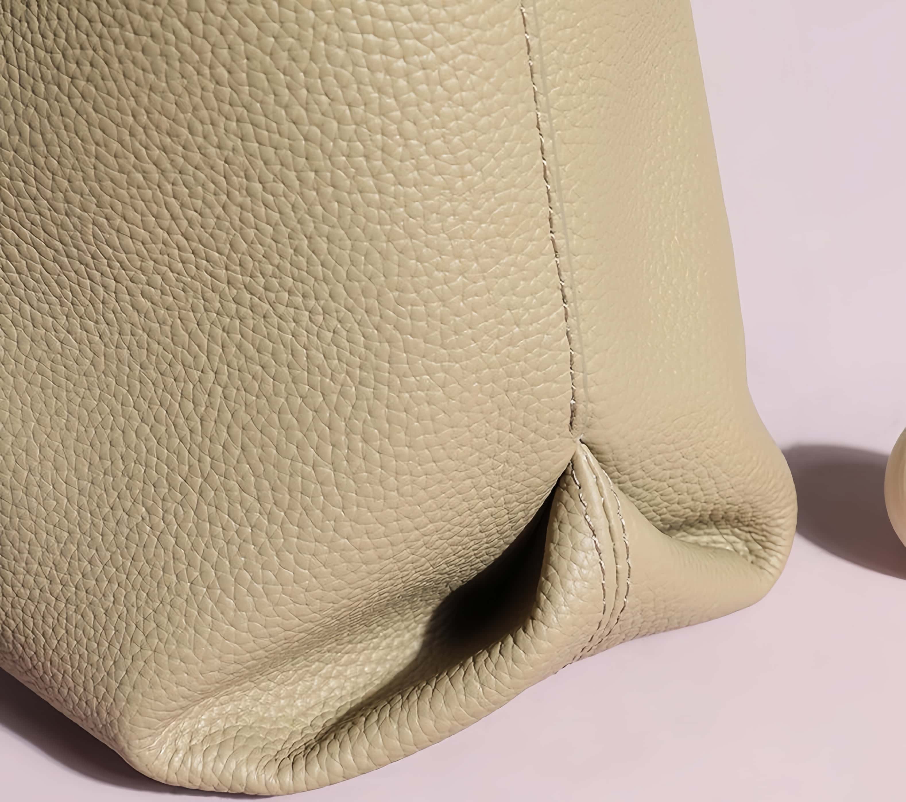 上品なデザインで魅力的！•3WAY•4色•天然の厚みと柔らかさを兼ね備えた牛革ハンドバッグ兼肩掛けバッグ