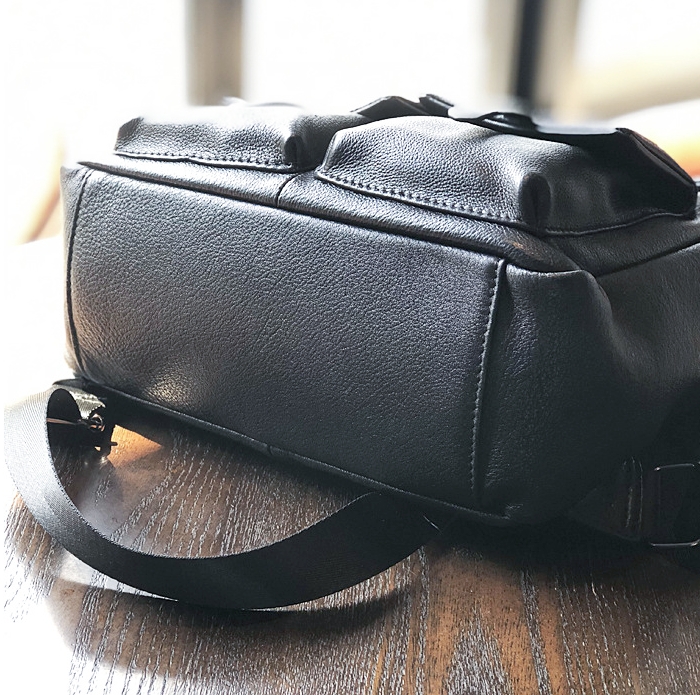 新発売！•黒•ユニセックス•天然牛革リュックサック