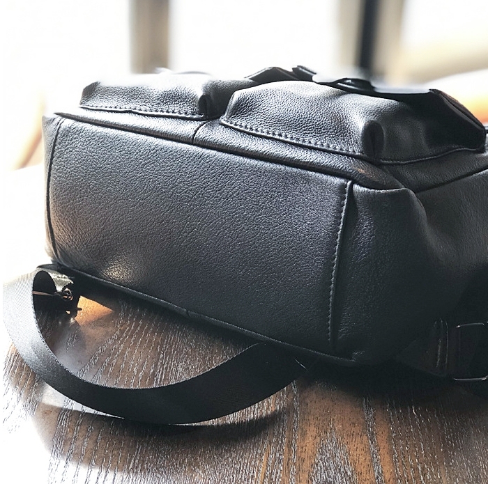 新発売！•黒•ユニセックス•天然牛革リュックサック