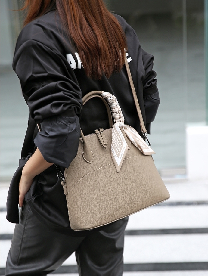 繊細なデザイン ！•カラメル/グレー/黒/3色•天然牛革ハンドバッグ•牛革ショルダーバッグ