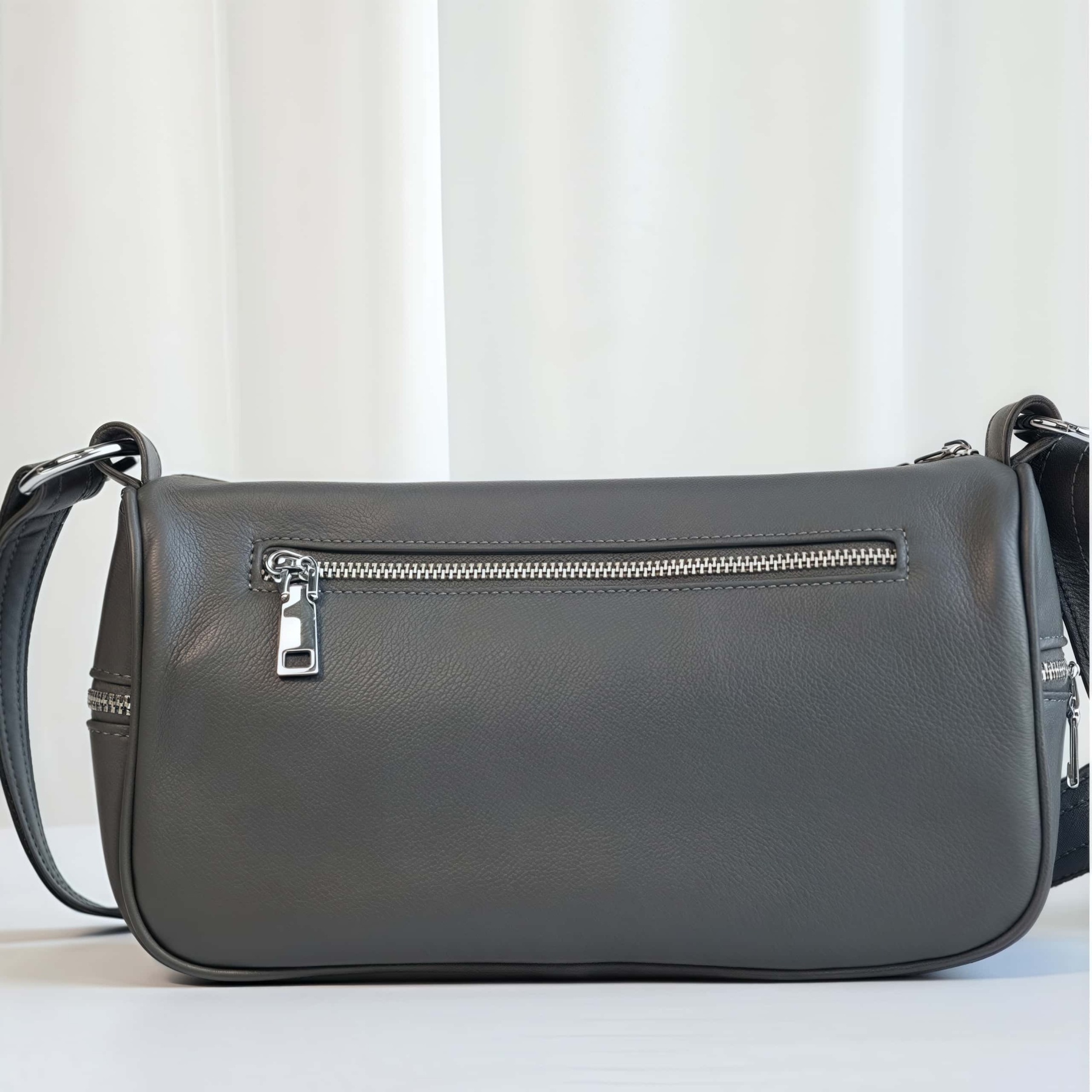 ユニセックス※ 黒|茶|グレー|3色※天然牛革ショルダーバッグ