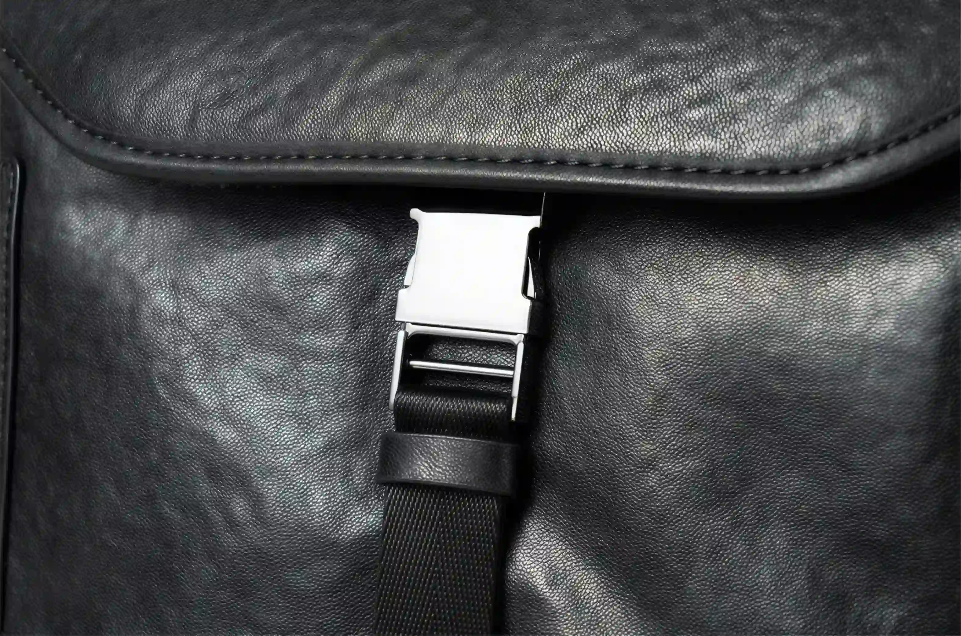 【植鞣牛革】バックパック |15.6 インチ PC 収納可｜大容量設計・通勤・旅行対応|