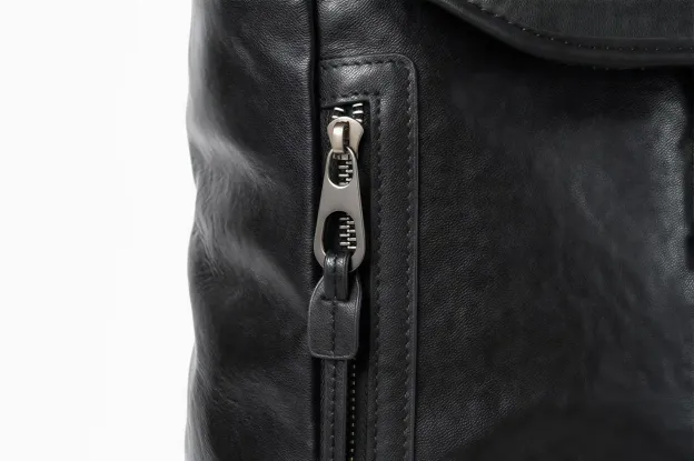 【植鞣牛革】バックパック |15.6 インチ PC 収納可｜大容量設計・通勤・旅行対応|