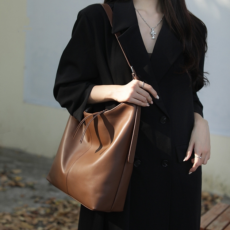 NEW ! •茶|黒|2色•上質な天然牛革斜ショルダーバッグ•牛革肩掛けバッグ• 