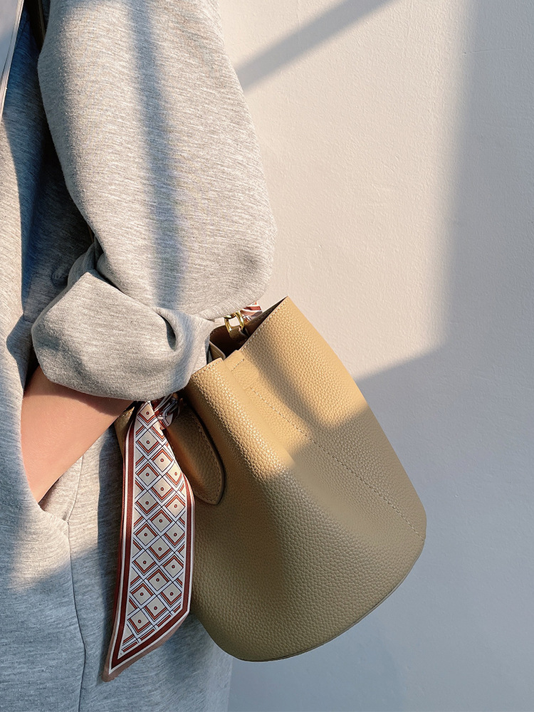 上品なデザイン！•4色•上質な厚手な天然軟めな牛革ハンドバッグ•牛革ショルダーバッグ