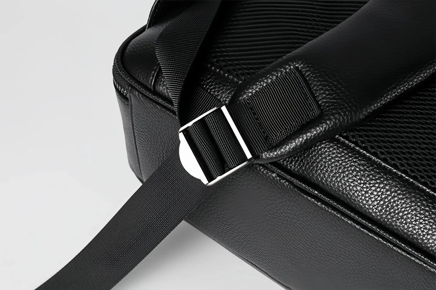 「横持ち・縦持ち・肩掛け」3WAY|牛革のビジネスリュック|大容量|ビジネス通勤に最適