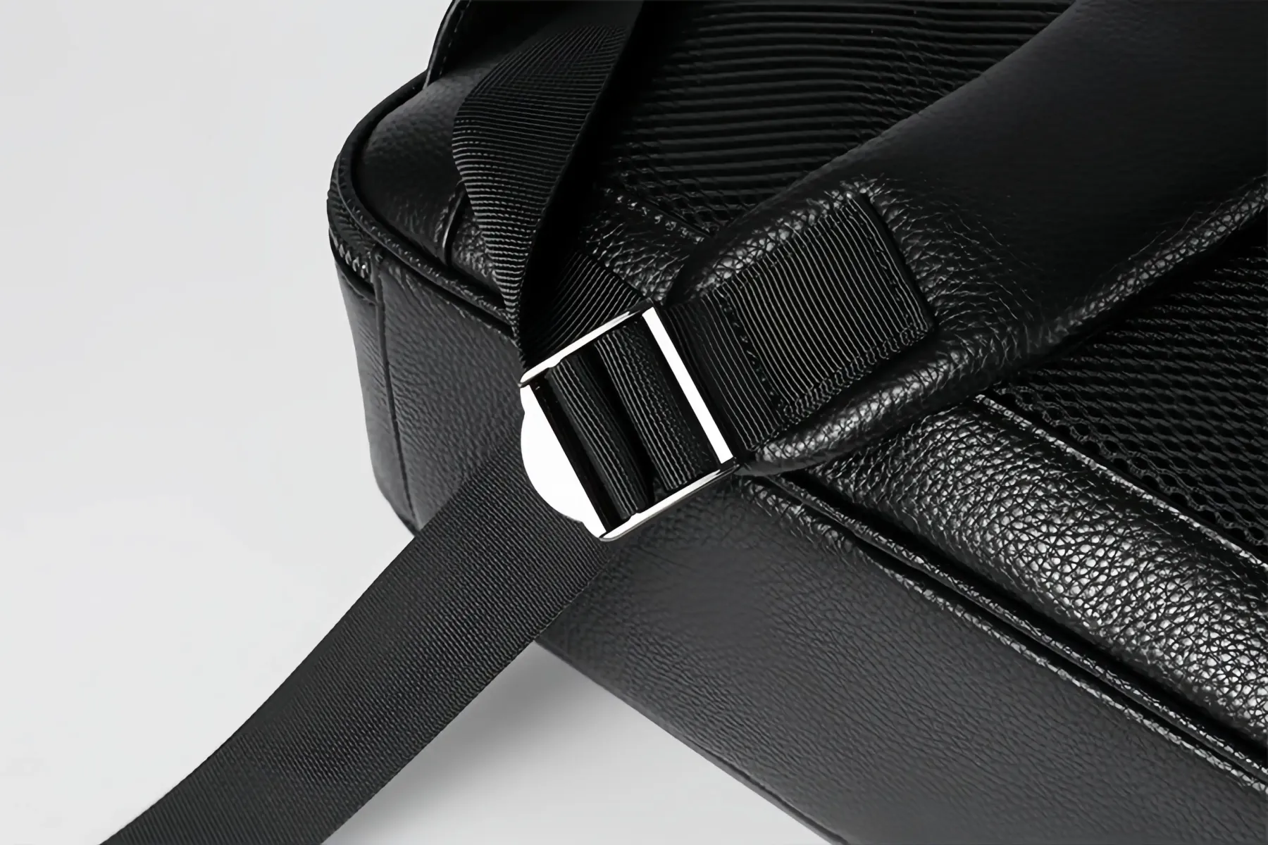 「横持ち・縦持ち・肩掛け」3WAY|牛革のビジネスリュック|大容量|ビジネス通勤に最適