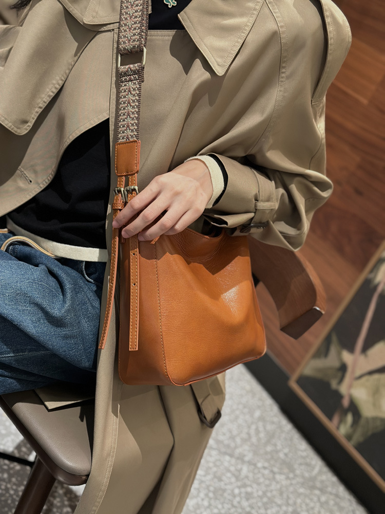 茶|カラメル|黒|3色•植物鞣し天然牛革ショルダーバッグ•牛革肩がけかばんバッグ