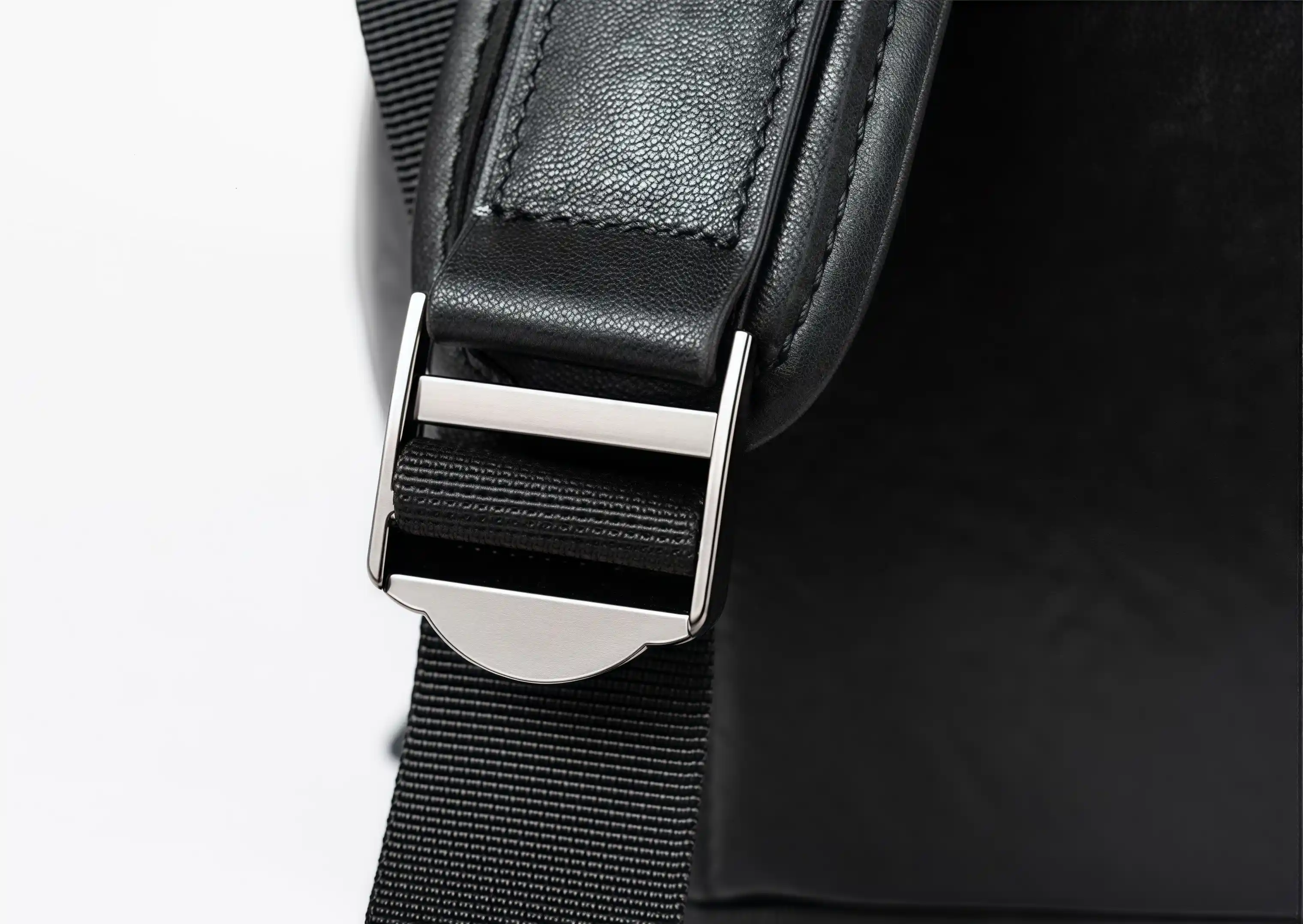 【植鞣牛革】バックパック |15.6 インチ PC 収納可｜大容量設計・通勤・旅行対応|