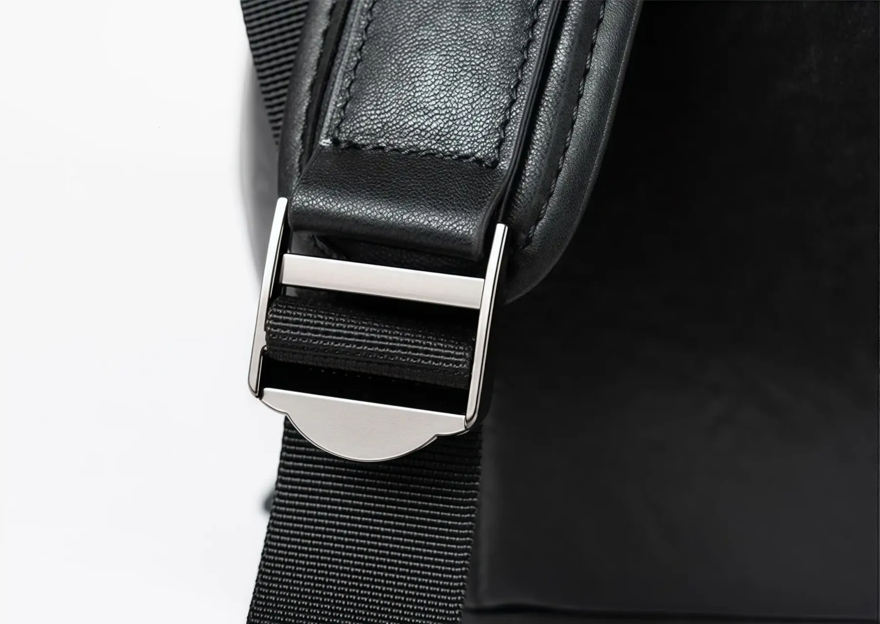 【植鞣牛革】バックパック |15.6 インチ PC 収納可｜大容量設計・通勤・旅行対応|