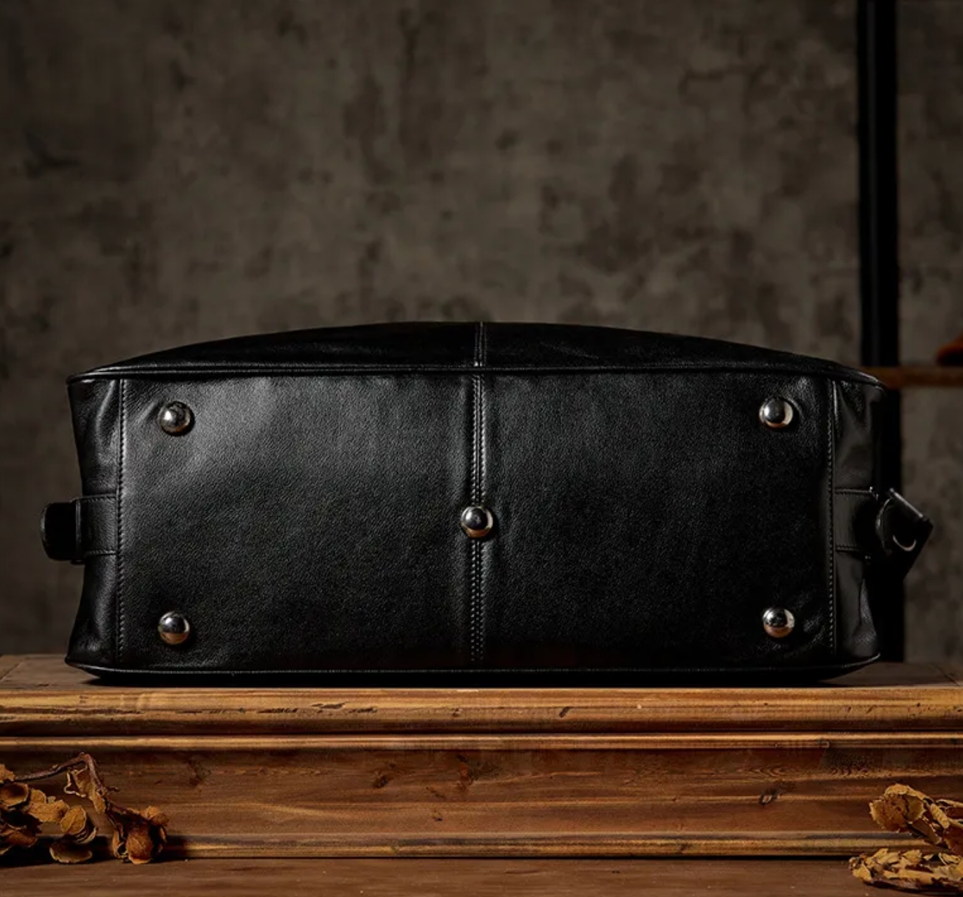 上品な牛革素材のジムバッグ