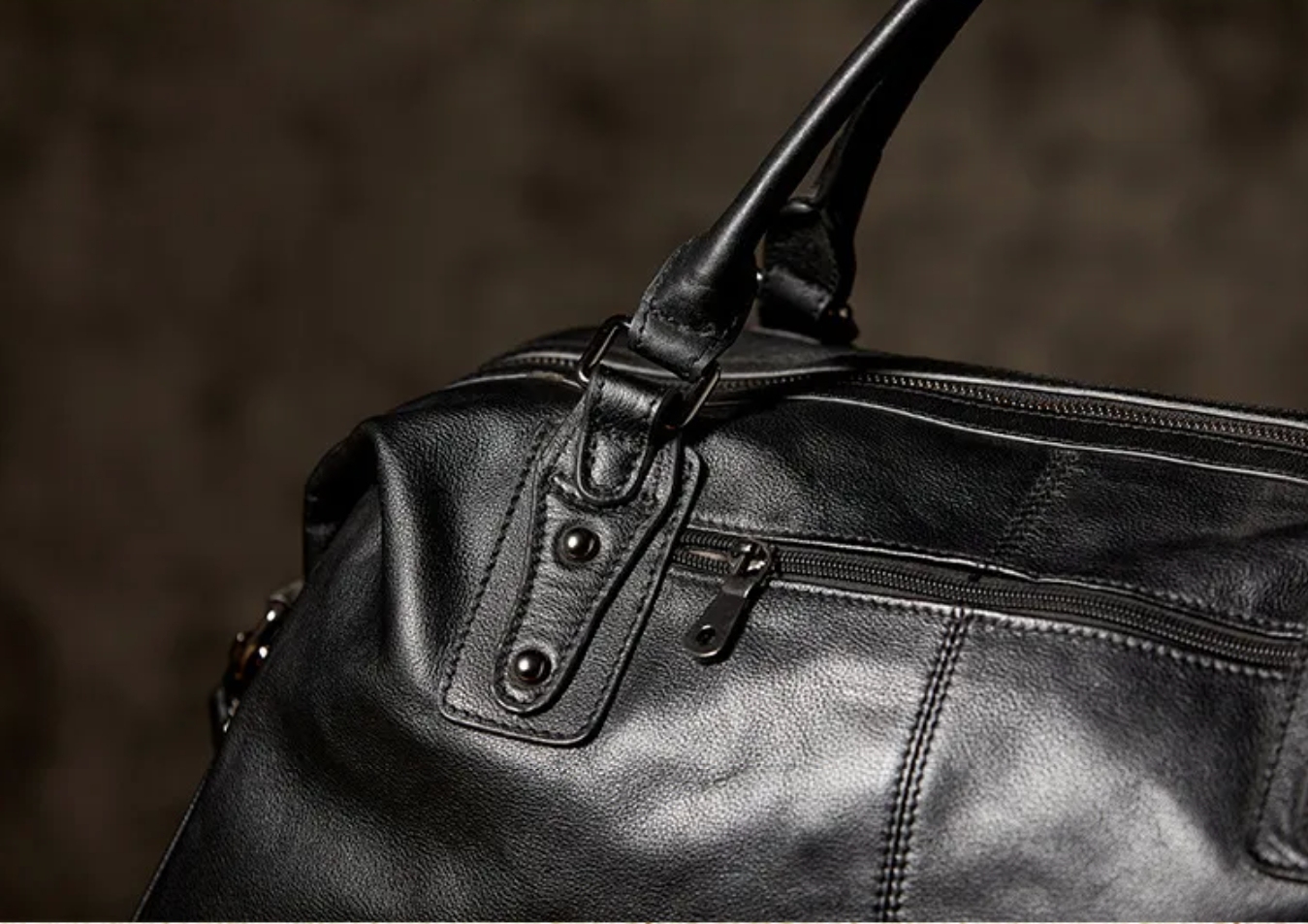 上品な牛革素材のジムバッグ