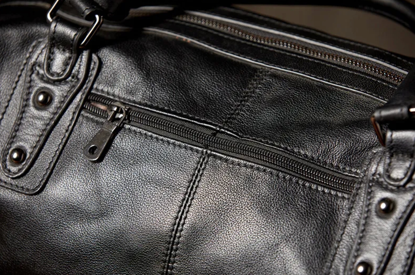 上品な牛革素材のジムバッグ