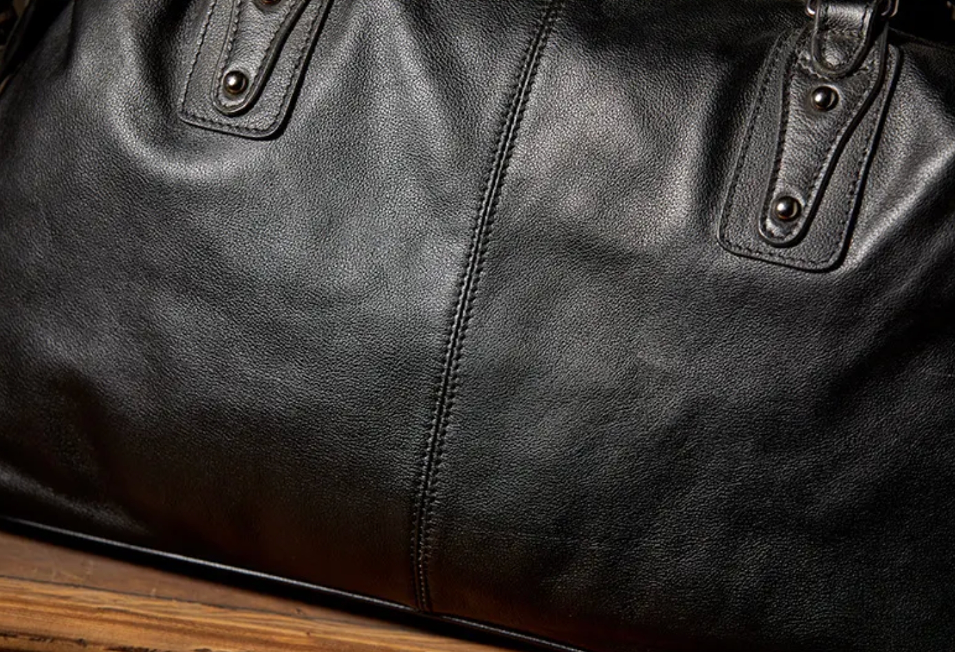 上品な牛革素材のジムバッグ