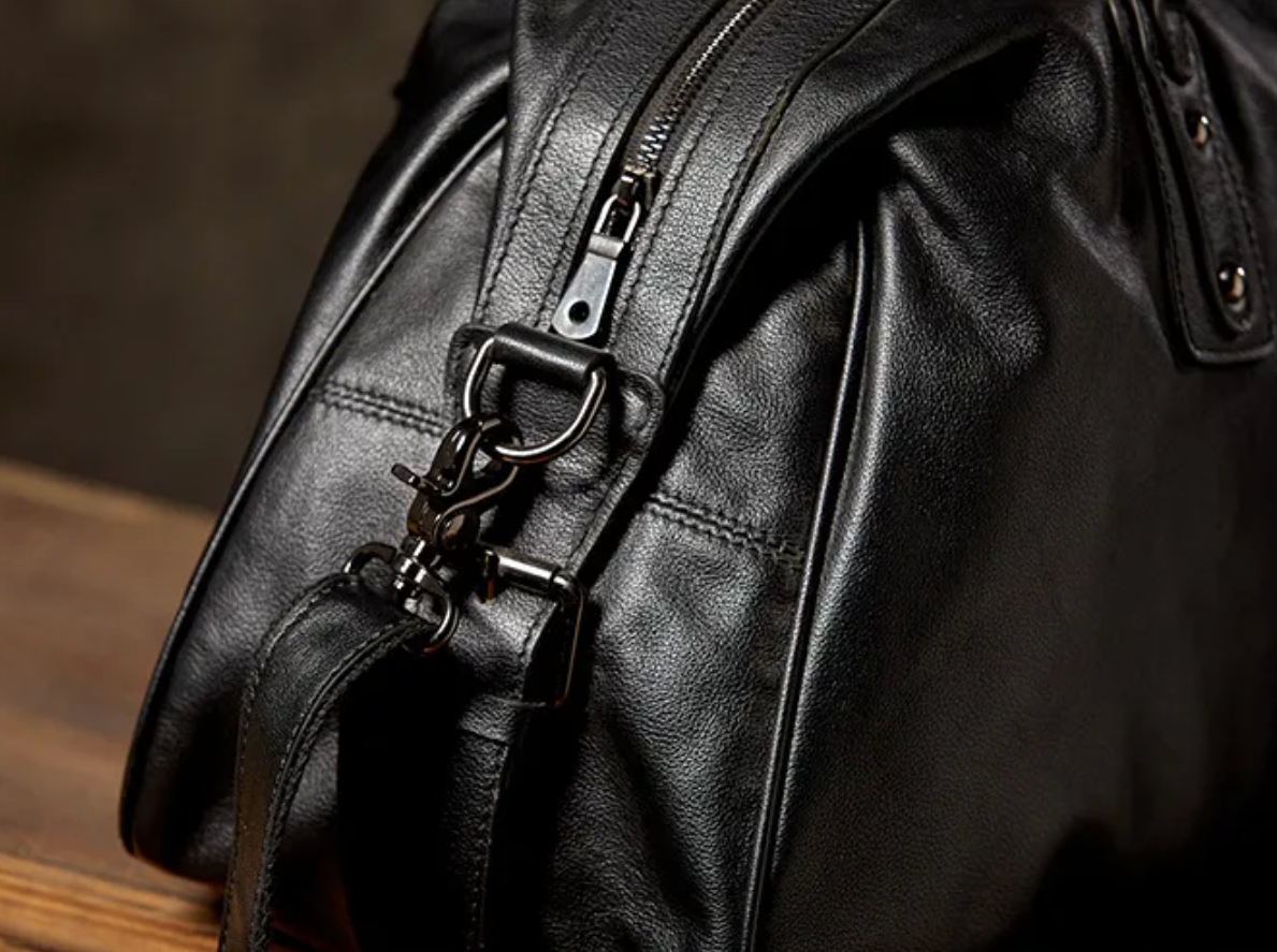 上品な牛革素材のジムバッグ