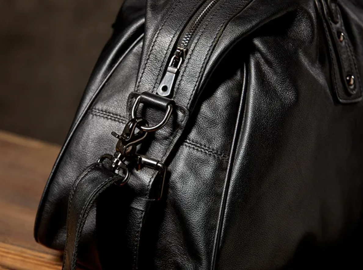 上品な牛革素材のジムバッグ