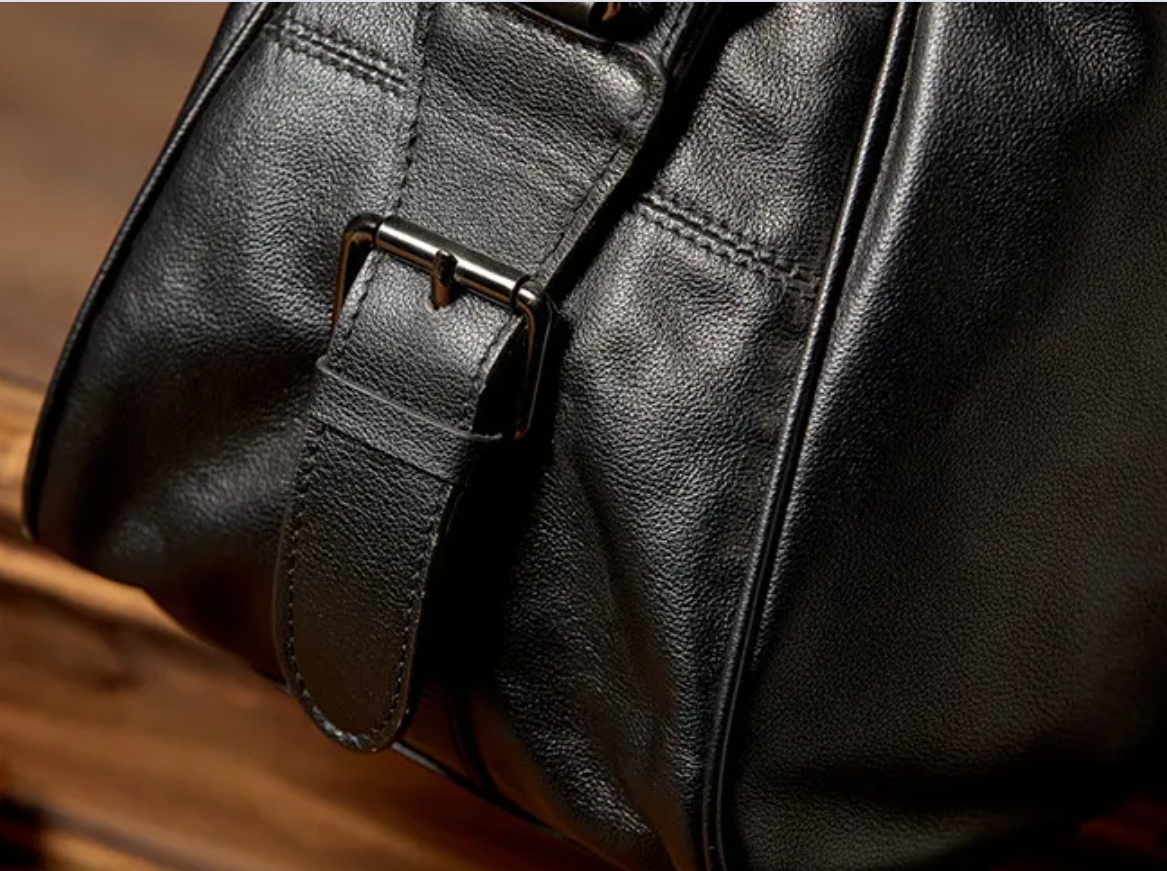 上品な牛革素材のジムバッグ