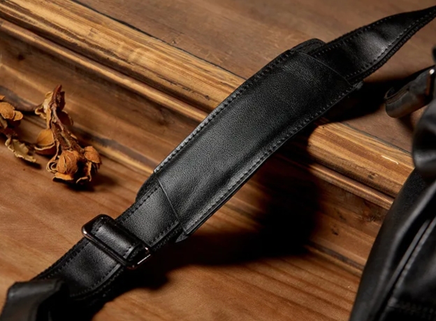 上品な牛革素材のジムバッグ