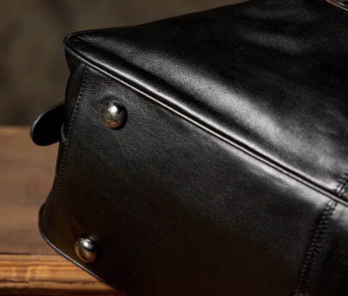 上品な牛革素材のジムバッグ