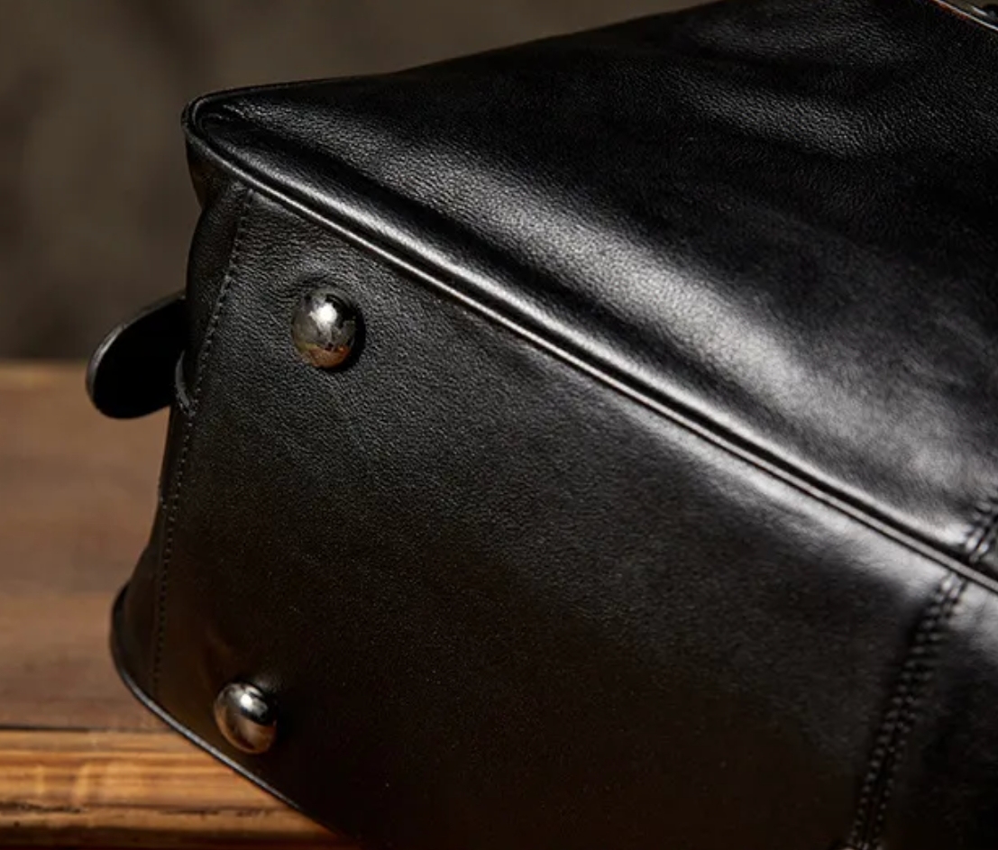 上品な牛革素材のジムバッグ