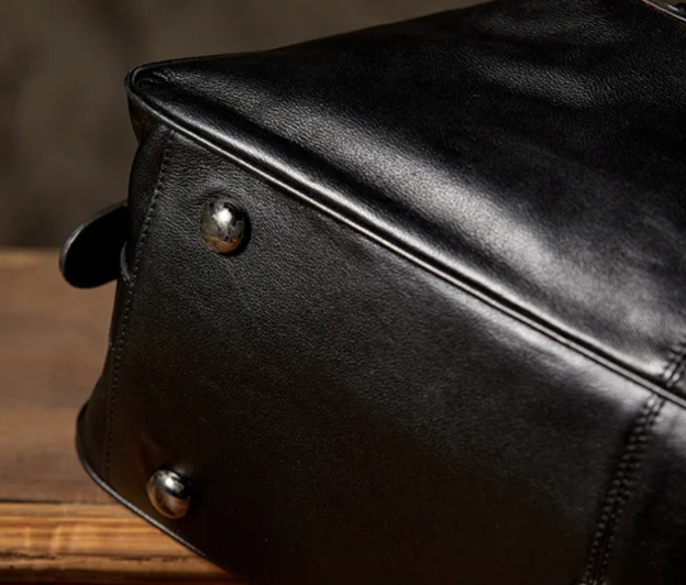 上品な牛革素材のジムバッグ