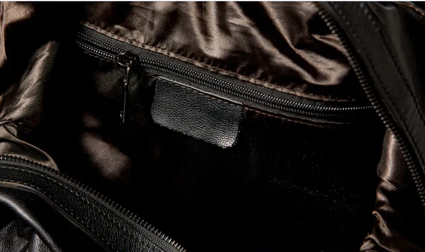 上品な牛革素材のジムバッグ