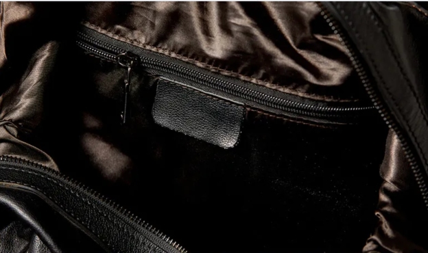 上品な牛革素材のジムバッグ