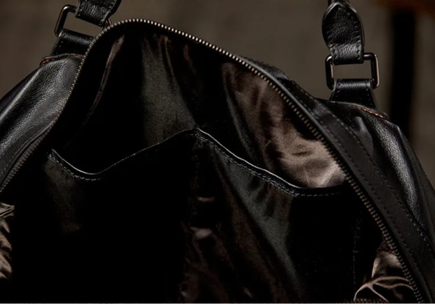 上品な牛革素材のジムバッグ