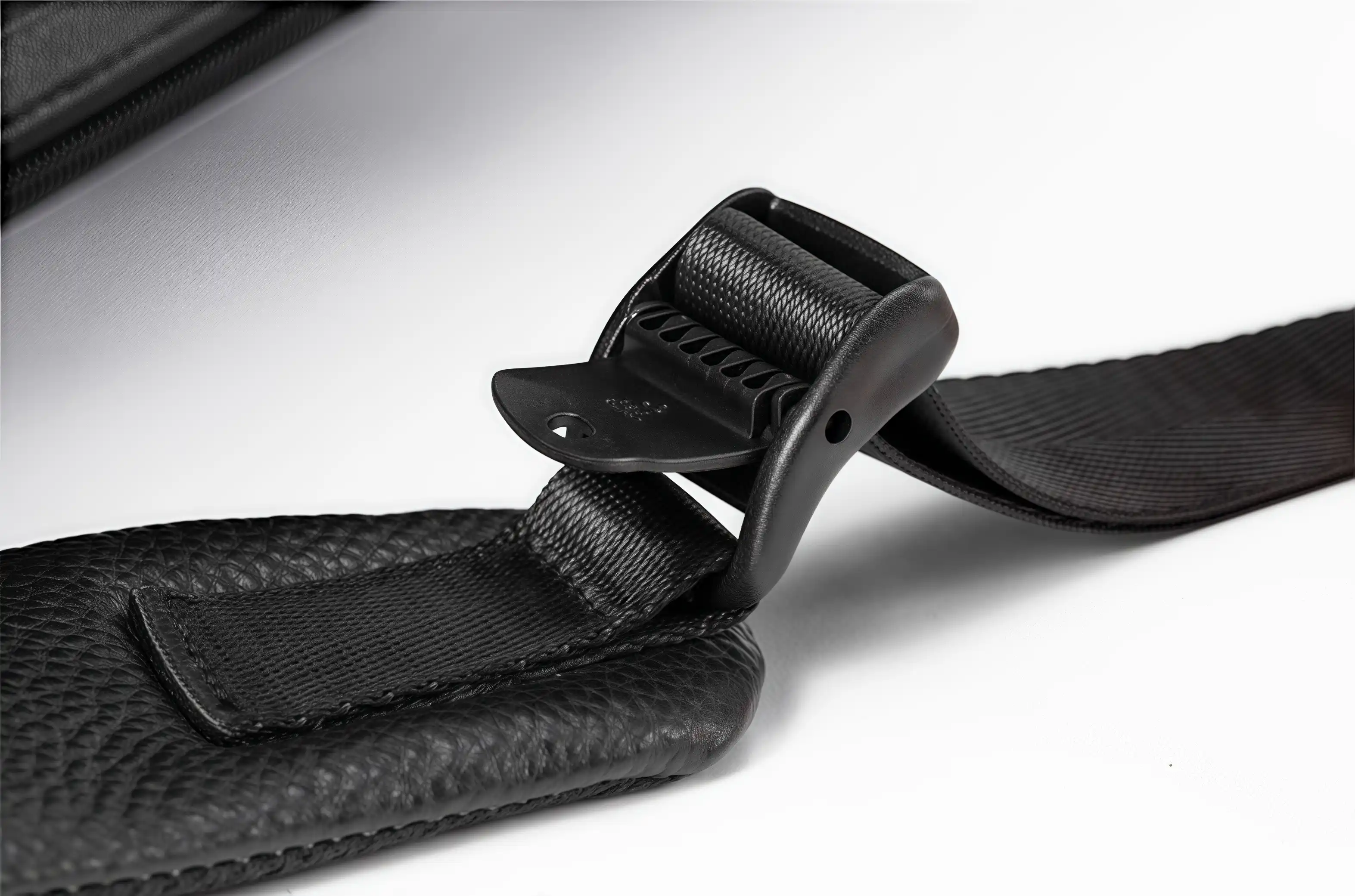 【シンプルヴィンテージ風】牛革バックパック｜通勤・ビジネス旅行に適した大容量仕様｜15.6インチ PC 収納可