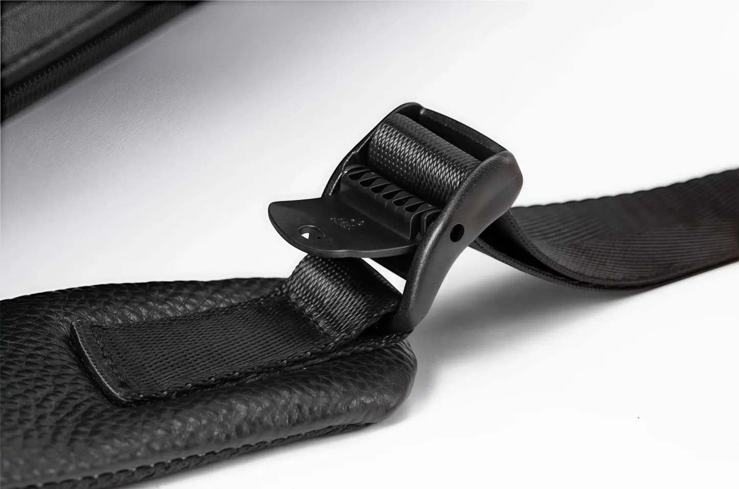 【シンプルヴィンテージ風】牛革バックパック｜通勤・ビジネス旅行に適した大容量仕様｜15.6インチ PC 収納可